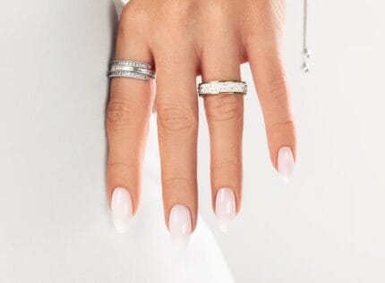 Victoria Vynn MEGA BASE Milky White / 8 ml – dłoń z mlecznobiałym manicure migdałowym i pierścionkami