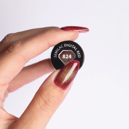 Semilac 824 Digital Red (flash Galaxy) – swatch czerwonego lakieru z efektem kociego oka obok krążka z numerem 824