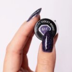 Semilac 611 Violet Night – ciemnofioletowy swatch z rozowym brokatem, dekielek z numerem 611