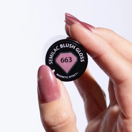Semilac 663 Blush Gloss 7 ml (GLOSS Gala) – swatch pudrowo-różowego lakieru magnetycznego obok krążka z numerem 663