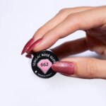 Semilac 662 Rose Gloss 7 ml (gloss Gala) – swatch różowego lakieru z efektem magnetycznym obok krążka z numerem 662