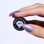 Semilac 664 Lilac Gloss (gloss Gala) – swatch liliowego lakieru z efektem magnetycznym obok krążka z numerem 664