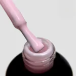 Palu Lakier Hybrydowy Roma RO4 11 g – brzoskwiniowo-nude swatch z delikatnym połyskiem na pędzelku