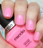 CUCCIO 1281 lakier tradycyjny 13 ml - reka z paznokcami pomalowanymi rozowym lakierem Cuccio Colour 13 ml