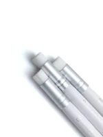 Secret Lashes Pędzel SL do mycia rzęs 11,5 cm – zbliżenie trzech białych pędzli z logo, okrągłe białe włosie