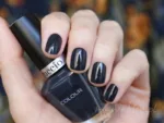 CUCCIO 1228 lakier tradycyjny 13 ml – swatch czarny na paznokciach, dłoń z butelką Colour