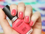 CUCCIO 1249 lakier tradycyjny 13 ml – swatch koralowo-łososiowy na paznokciach