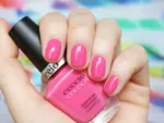CUCCIO 1250 lakier tradycyjny 13 ml – swatch różowy fuksja na paznokciach, kolorowe tło