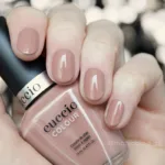 CUCCIO 1288 lakier tradycyjny 13 ml – swatch beżowo-brązowy nude na paznokciach, zbliżenie