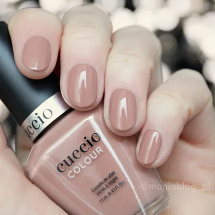 CUCCIO 1288 lakier tradycyjny 13 ml – swatch beżowo-brązowy nude na paznokciach, zbliżenie
