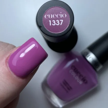 CUCCIO 1337 lakier tradycyjny 13 ml – swatch fioletowo-różowy na kciuku, butelka z numerem 1337