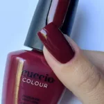 CUCCIO 1361 lakier tradycyjny 13 ml – swatch bordowego lakieru na paznokciu przy butelce Colour