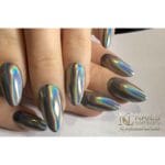 NAILS COMPANY Mirror holographic 0,5 g - dłoń z paznokciami pokrytymi holograficznym pudrem mirror w odcieniu stalowym