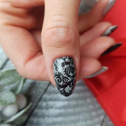 Semilac Folia Transferowa 06 Black Lace 1 szt – zbliżenie na paznokieć zdobiony czarnym koronkowym wzorem