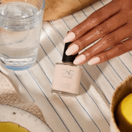 Vinylux #401 Linen Luxury 15 ml – butelka i swatch jasnobeżowego nude lakieru na dłoni