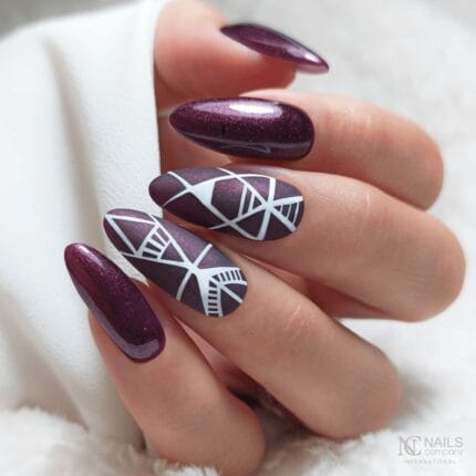 Nails Company Top Soft Touch 11 ml Aksamitny Mat – dłoń z migdałowymi paznokciami w bordowym matowym kolorze z białym