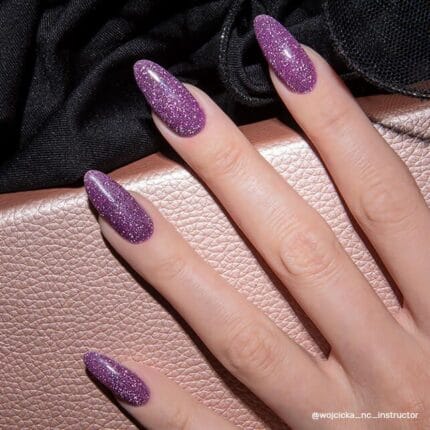 Nails Company Lakier Hybrydowy 105 Show Glow 6 ml – fioletowo-różowy brokatowy swatch na migdałowych paznokciach