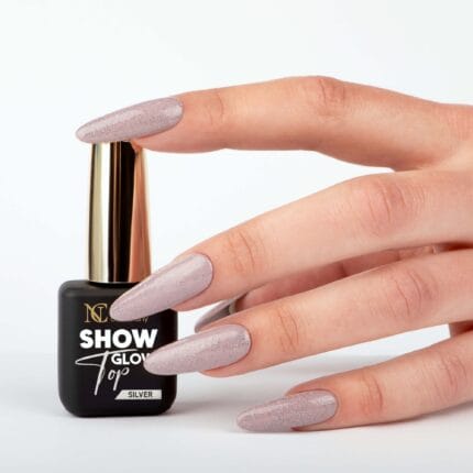 Nails Company Top Show Glow Silver 11 ml - dwie dłonie otaczające buteleczkę 11 ml Show Glow Top Silver, paznokcie