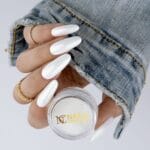 Nails Company Pyłek Brillance 2.5 g – biały perłowy manicure na dłoni i słoiczek z pyłkiem