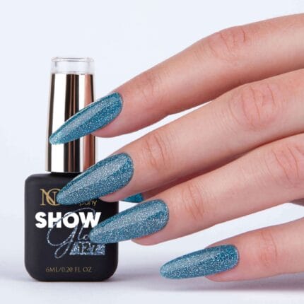 Nails Company Lakier Hybrydowy 127 Show Glow 6 ml - dłoń trzymająca butelkę 6 ml, paznokcie pokryte niebieskim brokatem