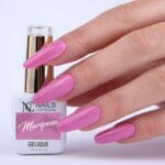 Nails Company Lakier Hybrydowy Mariposa 6 ml Chica Bonita - dłoń z intensywnie różowymi paznokciami trzymająca butelkę NC