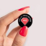 Semilac 442 Trick Or Pink (glow In The Dark) – wieczko z numerem 442 i paznokcie w koralowym rozu