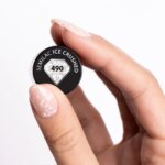 Semilac 490 Ice Crushed 7 ml – czarny krążek z numerem 490 i białymi płatkami trzymany w palcach, swatch Crushed Ice