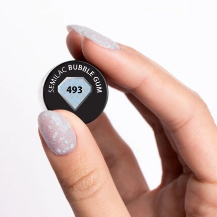 Semilac 493 Bubble Gum 7 ml – czarny krążek z numerem 493 i niebieskimi płatkami w palcach, swatch Crushed Ice