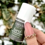 Cuccio Utwardzacz/odżywka Botaniczna Forte 15 ml - butelka Cuccio Forte 15 ml trzymana w dłoni z pomalowanymi paznokciami