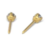 STUDEX KOLCZYKI System75 7511-0104 brylant w pazurkach kolor złoty – para złotych sztyftów z cyrkonią, zbliżenie