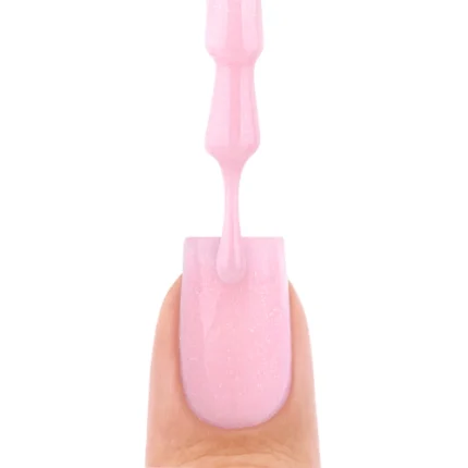 Nails Company Smart Base Pro – swatch różowej bazy z drobinkami na paznokciu, pędzelek nad nim