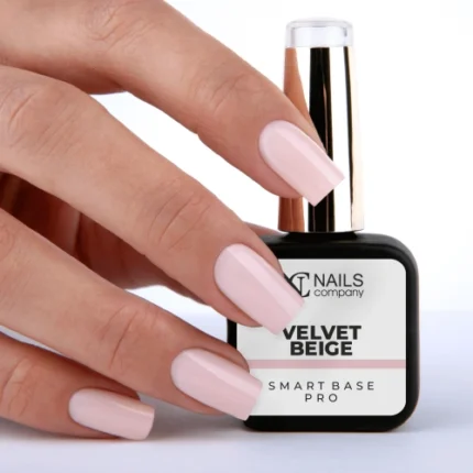 Nails Company Smart Base Pro - butelka Velvet Beige 11 ml trzymana w dłoni z pomalowanymi beżowo-różowymi paznokciami