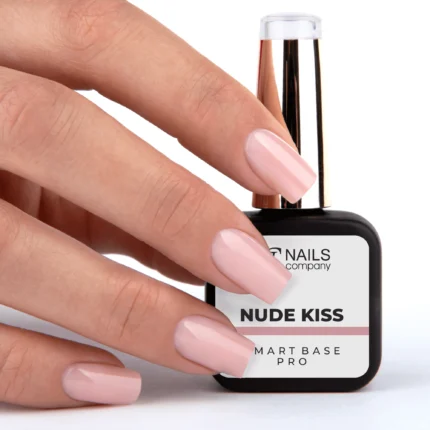 Nails Company Smart Base Pro Nude Kiss 11 ml – butelka z pędzelkiem i nuderóżowy swatch na paznokciu