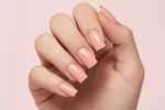 Victoria Vynn INSTA GEL 06 Soft Filter – paznokcie w brzoskwiniowo-morelowym odcieniu, zblizenie na dlon