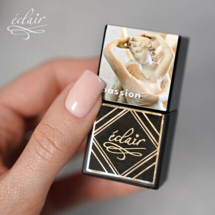 Eclair PASSION lakier hybrydowy beżowy ze złotymi drobinkami 7 ml – kolor na paznokciach
