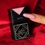 Eclair YUMMY lakier hybrydowy rose gold brokatowy 7 ml – kolor na paznokciach